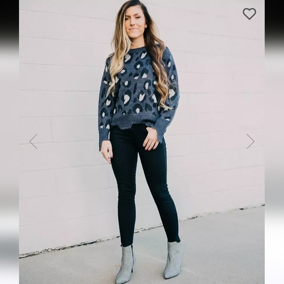 Buckle Free Generation Women's Blue Leopard Print Sweater Size Medium - Picture 2 of 12